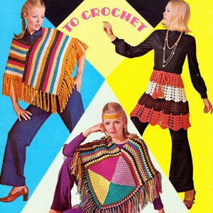 Op de afbeelding: Drie vrouwen modelleren gehaakte ponchos in verschillende kleuren en stijlen. De afbeelding is afkomstig uit een vintage haakpatroonboekje met de titel "Bright Spots to Crochet" met de tekst "Fleisher Bear Brand Botany Leaflet 447 - 25¢".