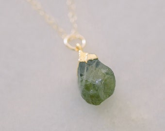 Raw Peridot Necklace•Peridot Stone Pendant •Gold Peridot Necklace •Birthday Gift •August birthstone necklace •Green Peridot Crystal Necklace