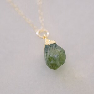 Raw Peridot Necklace•Peridot Stone Pendant •Gold Peridot Necklace •Birthday Gift •August birthstone necklace •Green Peridot Crystal Necklace