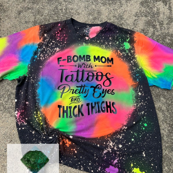 F-Bomb Mom con tatuajes Pretty Eyes and Thick Thighs Reversed Tie Dye Shirt, Reverse Tie Dye Shirt, F-Bomb Mom Shirt, Funny Mom Shirt