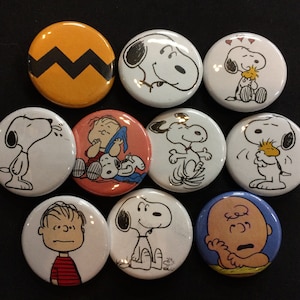 PEANUTS Button, Pin, Badge Set - charlie brown linus snoopy woodstock cult cartoon novelty