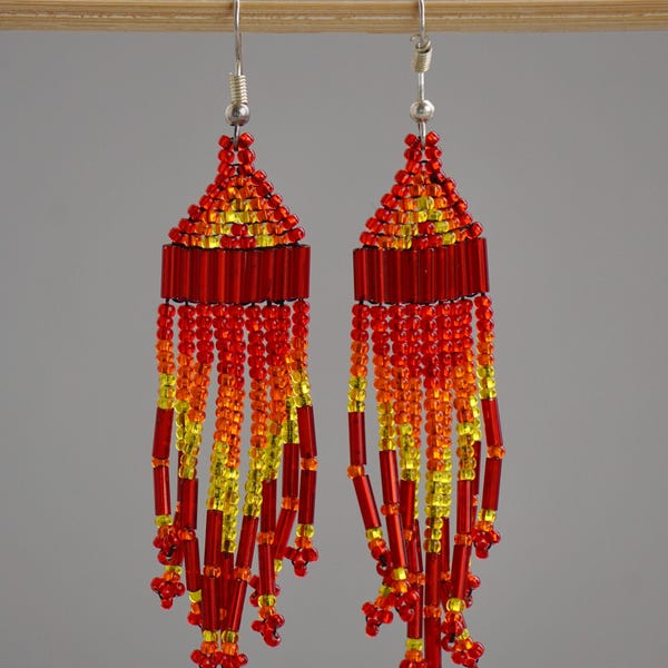 Pendientes guatemaltecos hechos a mano con cuentas rojas y amarillas: joyería maya bohemia con flecos.