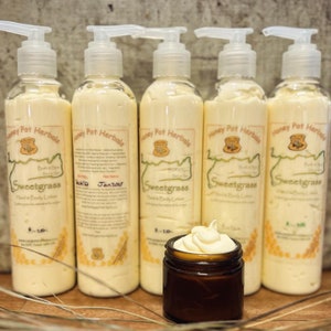 Hand- en bodylotion, veenreukgras, gemaakt met kruidenoliën, veenreukwaterstof en natuurlijke geuren, 8oz
