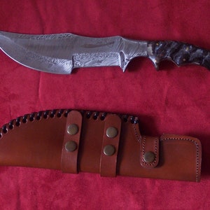 Custom handmade Firestorm pattern Damascus steel Tracker knife with Textured Rams horn grips, and custom handmade top grain leather sheath