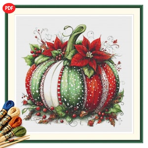 Può includere: Uno schema a punto croce raffigurante una zucca decorata con segmenti rossi e verdi, pois bianchi e strisce. La zucca è sormontata da fiori di stella di Natale rossi, foglie verdi e bacche rosse, con matassine di filo da ricamo accanto.