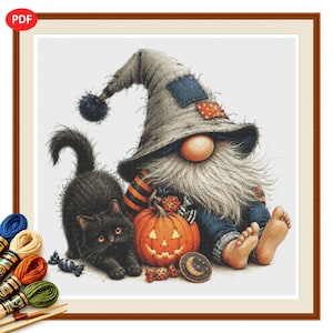Peut inclure: Un modèle de point de croix représentant un gnome avec un chapeau gris, une longue barbe blanche et les pieds nus, assis à côté d'un chat noir et d'une citrouille orange sculptée. Le motif inclut des bonbons et un jeton en forme de lune.