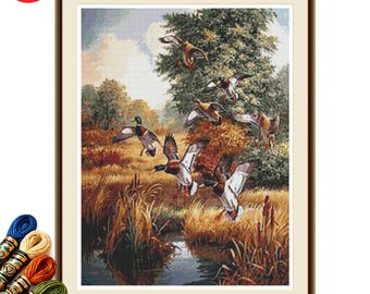 Patrón de punto de cruz en PDF "Aterrizaje de ánades reales", bordado de fauna silvestre con patos voladores.