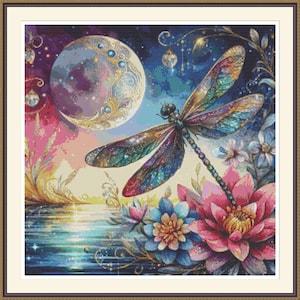 Puede incluir: Una libélula colorida con alas iridiscentes se posa sobre un nenúfar en un estanque. La libélula está delante de una luna creciente con un cielo nocturno estrellado en el fondo.
