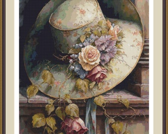 Puede incluir: Un sombrero de estilo vintage con un patrón floral, adornado con un ramo de rosas rosas, blancas y moradas. El sombrero está apoyado sobre una superficie de madera con una cinta azul que cuelga.