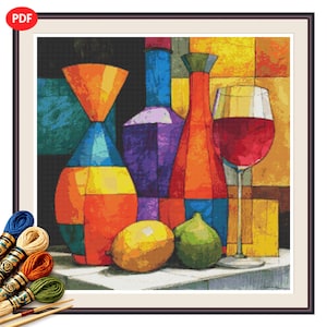 Può includere: Uno schema a punto croce raffigurante una natura morta con tre vasi geometrici colorati, un calice di vino riempito di liquido rosso, un limone giallo e un fico verde. Il design utilizza uno stile a mosaico con blocchi di colori vivaci.