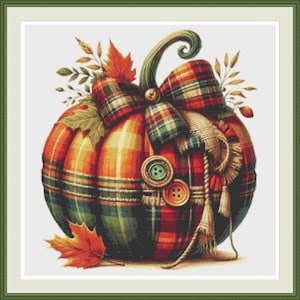 Peut inclure: Une citrouille décorative avec un motif à carreaux et un grand nœud. La citrouille est ornée de boutons et d'un pompon en tissu effiloché.