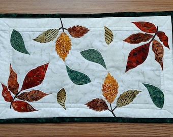 葉がいっぱいのテーブルランナーパターン - 秋と秋の葉のテーブルランナー - 切りっぱなしアップリケ PDF キルトパターン
