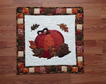 Calabaza y hojas de otoño: patrón de tapiz acolchado con apliques para pared o mesa. Patrón de tapiz de otoño para pared.