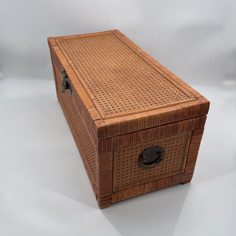 Baúl de almacenamiento chino antiguo de caña y ratán con herrajes de latón de 68,5 cm (27 pulgadas) imagen 3