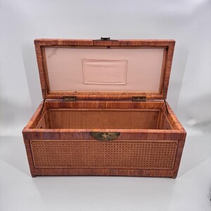 Baúl de almacenamiento chino antiguo de caña y ratán con herrajes de latón de 68,5 cm (27 pulgadas) imagen 15
