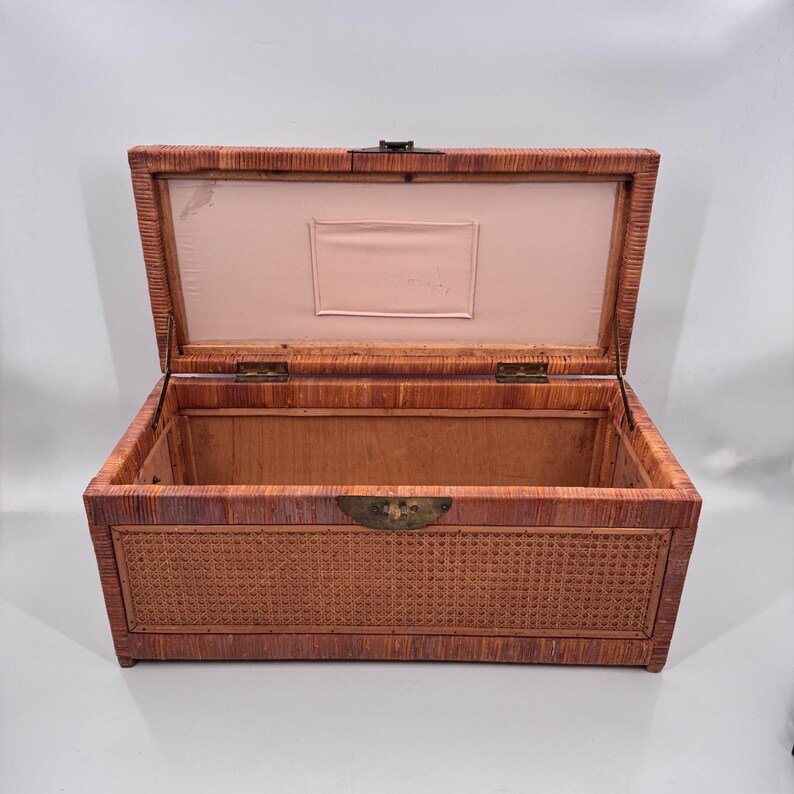 Baúl de almacenamiento chino antiguo de caña y ratán con herrajes de latón de 68,5 cm (27 pulgadas) imagen 15