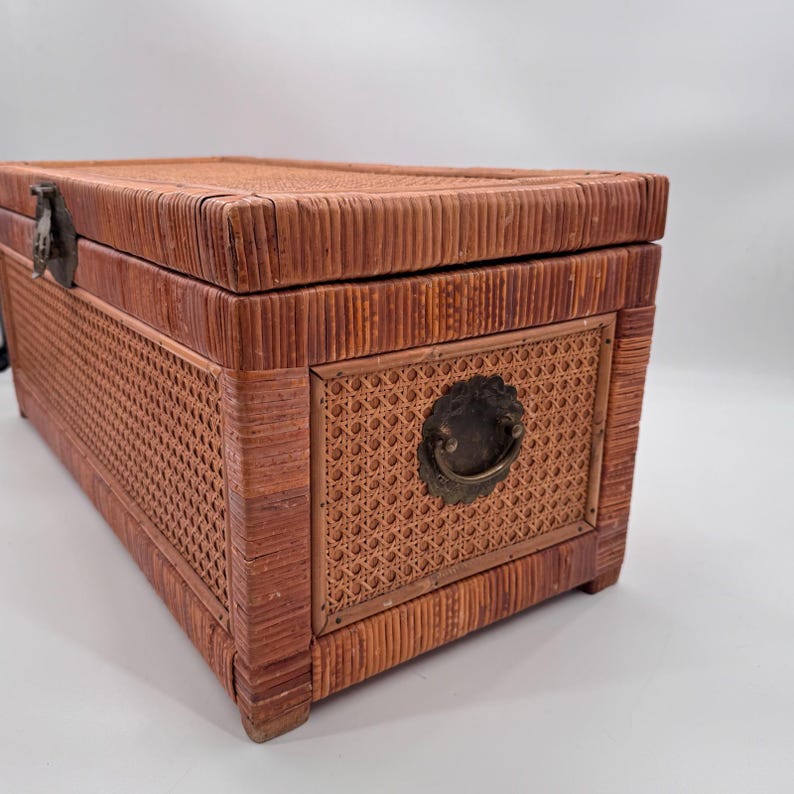 Baúl de almacenamiento chino antiguo de caña y ratán con herrajes de latón de 68,5 cm (27 pulgadas) imagen 5