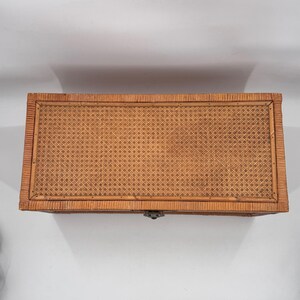 Baúl de almacenamiento chino antiguo de caña y ratán con herrajes de latón de 68,5 cm (27 pulgadas) imagen 9