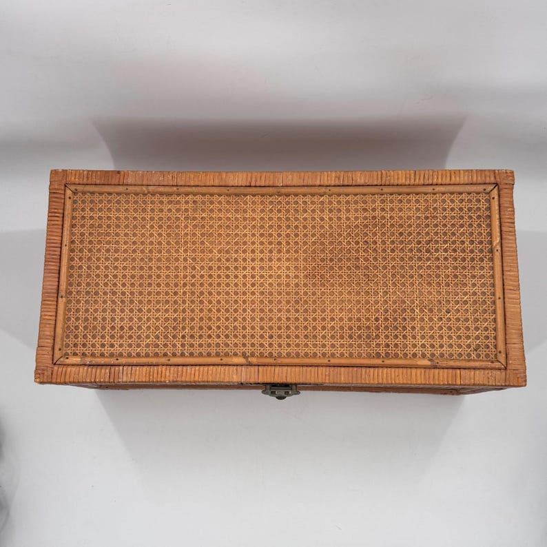 Baúl de almacenamiento chino antiguo de caña y ratán con herrajes de latón de 68,5 cm (27 pulgadas) imagen 9