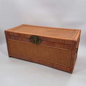 Baúl de almacenamiento chino antiguo de caña y ratán con herrajes de latón de 68,5 cm (27 pulgadas) imagen 1