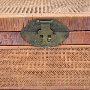 Baúl de almacenamiento chino antiguo de caña y ratán con herrajes de latón de 68,5 cm (27 pulgadas) imagen 10