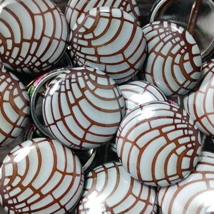 White Concha button