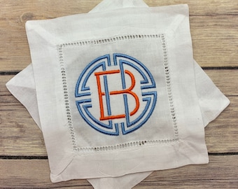 Servilletas de cóctel de lino con vainica y bordado de monograma personalizado. Fuente medallón. Juego de 4 servilletas. Estilo carrito de bar.