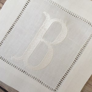 刺繍入りカスタムモノグラム入りホワイトリネンカクテルナプキン、バーカートスタイル