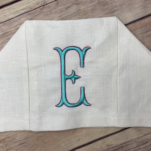 Linnen tissueboxhoes met monogram. Gepersonaliseerd cadeau. Cadeau met Romeins monogram. Gastvrouwcadeau voor de feestdagen. Decoratie voor studentenkamers. afbeelding 6