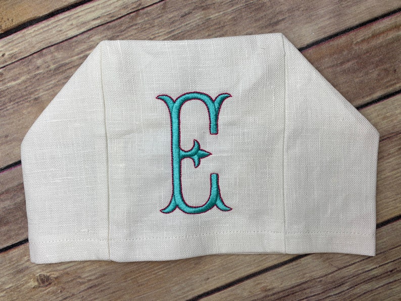 Linnen tissueboxhoes met monogram. Gepersonaliseerd cadeau. Cadeau met Romeins monogram. Gastvrouwcadeau voor de feestdagen. Decoratie voor studentenkamers. afbeelding 6