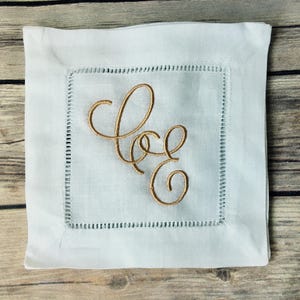 Personalisierte bestickte weiße Cocktailservietten, benutzerdefinierte monogrammierte Untersetzer mit Hohlsaum, personalisiertes Hochzeitsgeschenk, Partyplanung