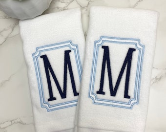 Serviette à main monogramme encadrée classique, bleu et blanc, cadeau de pendaison de crémaillère personnalisé pour hôtesse