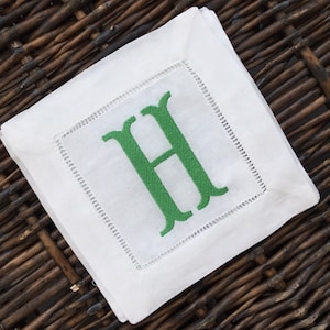 一文字のイニシャルモノグラムのカスタム刺繍入りホワイトリネンカクテルナプキン、ヘムステッチコースター、フィッシュテールフォント、ドリンクナプキン