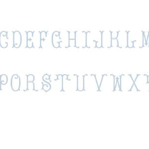Op de afbeelding: Een complete set hoofdletters van het Engelse alfabet van A tot Z, gepresenteerd in een lichtblauw, decoratief schreeflettertype met sierlijke, gekrulde krullen aan de uiteinden van elk teken, weergegeven tegen een effen witte achtergrond.