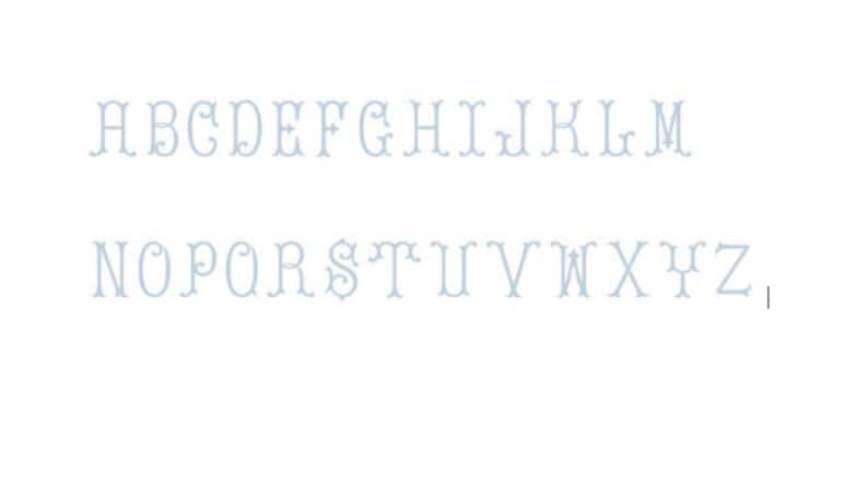 Op de afbeelding: Een complete set hoofdletters van het Engelse alfabet van A tot Z, gepresenteerd in een lichtblauw, decoratief schreeflettertype met sierlijke, gekrulde krullen aan de uiteinden van elk teken, weergegeven tegen een effen witte achtergrond.