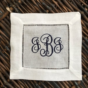 クラシックなモノグラム刺繍入りホワイトリネンカクテルナプキン、カスタムモノグラムヘムステッチコースター - シャワーギフト - ウェディングホステスギフト