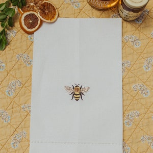 Mit Biene besticktes Handtuch.  Personalisiertes Gastgeschenk. Kundenspezifisches Geschenk. Einweihungsgeschenk. Badezimmer Dekor. Napoleonische Biene. Honigbiene