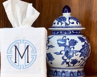 Tissueboxhoes van linnen met monogram: gepersonaliseerd medailloncadeau
