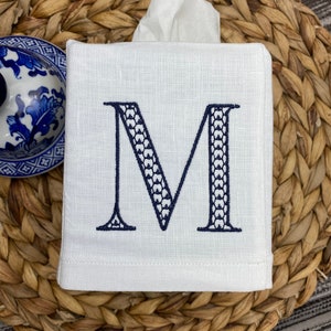 Funda de lino con monograma para caja de pañuelos, regalo personalizado, serif, adorno con monograma de inicial única, regalo para anfitriona, decoración para tocador