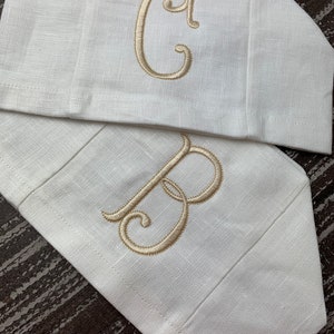 Linnen tissueboxhoes met monogram. Gepersonaliseerd cadeau. Cadeau met Romeins monogram. Gastvrouwcadeau voor de feestdagen. Decoratie voor studentenkamers. afbeelding 5