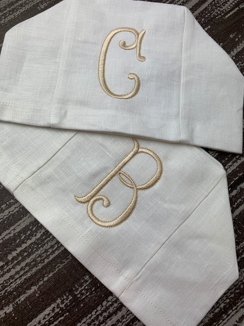 Linnen tissueboxhoes met monogram. Gepersonaliseerd cadeau. Cadeau met Romeins monogram. Gastvrouwcadeau voor de feestdagen. Decoratie voor studentenkamers. afbeelding 5