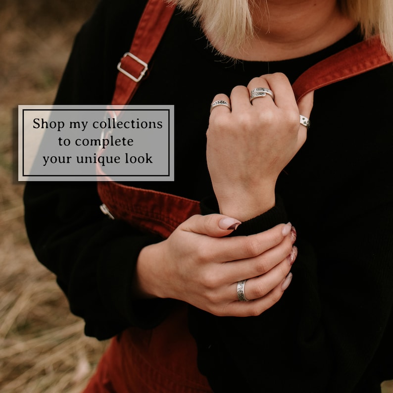 Puede incluir: Una persona lleva un vestido rojo de peto y una camisa negra de manga larga con anillos de plata en los dedos. El texto "Shop my collections to complete your unique look" se muestra en un rect&aacute;ngulo blanco.