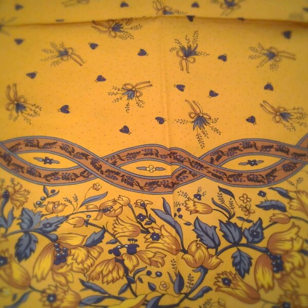 Beautiful French provincial round tablecloth lovely 70" bright blue and yellow