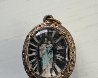 Vintage Souvenir Charm or Religious Medal with the Basilique du Sacre-Coeur de Montmartre