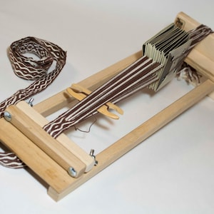 4" Rigid Lieschen-Webrahmen, Cardweaving Loom-Rahmen oder verwenden Sie die mitgelieferte 4"-Litze, um Bänder und schmale Streifen zu weben. Optionale Zusatzkarten. Beka