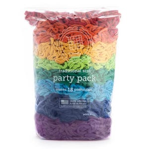 Op de afbeelding: Een doorzichtige plastic zak gevuld met regenboogkleurige katoenen lussen om 18 traditionele theepotten te maken. De zak heeft een label met de tekst "friendly loom" en "traditional size party pack makes 18 potholders".