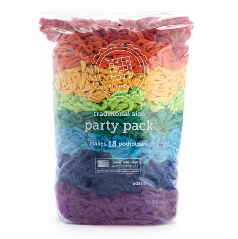 Op de afbeelding: Een doorzichtige plastic zak gevuld met regenboogkleurige katoenen lussen om 18 traditionele theepotten te maken. De zak heeft een label met de tekst "friendly loom" en "traditional size party pack makes 18 potholders".