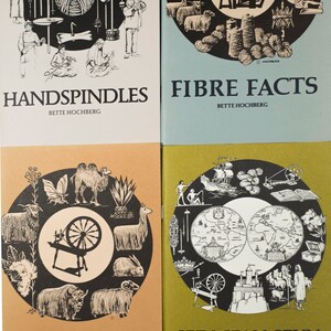 Puede incluir: Cuatro portadas de libros con ilustraciones de hilado y tejido. Las portadas son en tonos de verde, azul, naranja y amarillo. Los t&iacute;tulos son "Handspindles", "Fibre Facts", "Handspinner's Handbook" y "Spin Span Spun".