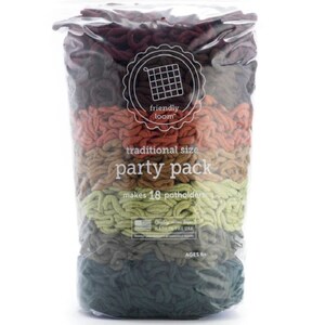 Op de afbeelding: Een zak met kleurrijke garenlussen om pannenlappen van te maken. De zak is gelabeld "friendly loom traditionele maat feestpakket maakt 18 pannenlappen".