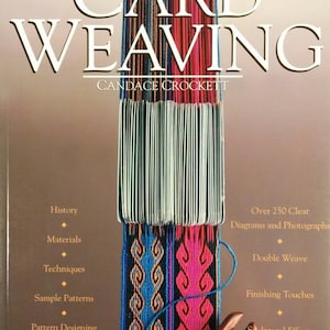 Puede incluir: Portada del libro "CARD WEAVING" de Candace Crockett. Presenta un textil tejido colorido con hilos azules, rosas y blancos. El texto de la portada incluye temas como historia, t&eacute;cnicas y ejemplos de patrones. El libro tambi&eacute;n menciona diagramas y fotograf&iacute;as.